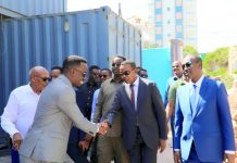 Guddoomiyaha xafiiska jooga ee maamulka gobolka Banaadir Mudane Cumar Maxamud Maxamed (Cumar Filish) oo uu wehliyo Guddoomiyaha magacaaban ee maamulka