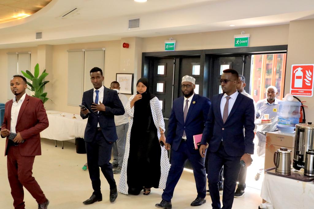 mini yubka va külotsiz paypoqlar