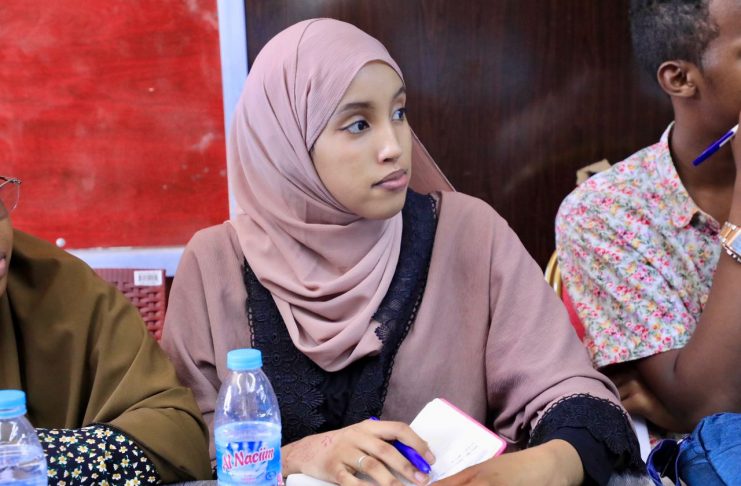 Gudoomiyaha  dhalinyarada gobolka Benadir Mudane Cabdikafi Maxamuud Makaraan ayaa maanta Xarunta Dhallinyarada Gobolka Banaadir ku Daah Furay Tababar